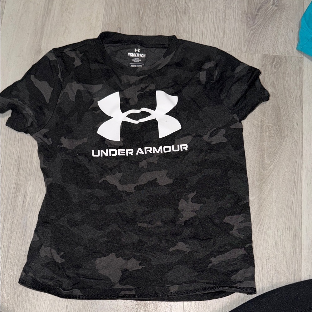 Under Armour boys Black Camo Tee
